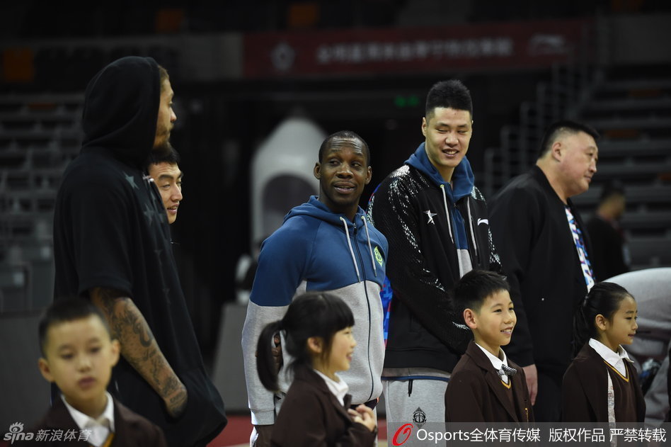 辽宁队外援哈德森在彩排中表情专注中带着一丝茫然，眼神游离，呆萌神态令人忍俊不禁。