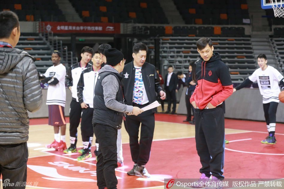 上海队后卫刘晓宇在彩排中认真练习运球，身姿矫健，脸上带着轻松愉悦的微笑。