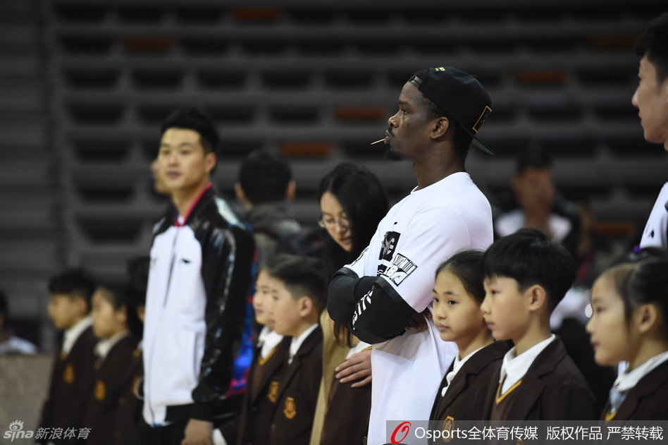 周琦和郭艾伦在全明星彩排现场交头接耳，神态轻松，两人有说有笑关系亲密。