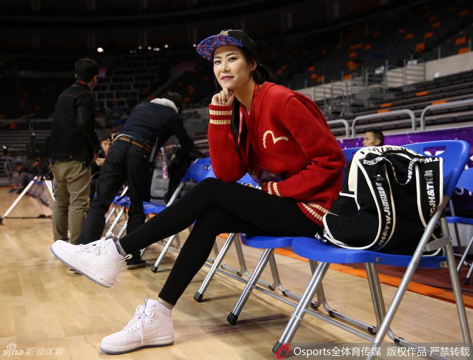 许诺在看台上露出甜美的微笑，不经意间做出卖萌的表情，高挑的身材与甜美的气质形成迷人反差