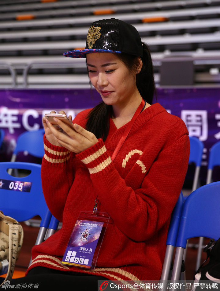 许诺手捧获赠的王治郅签名篮球，面对镜头露出惊喜而满足的甜蜜微笑，难掩心中的兴奋之情