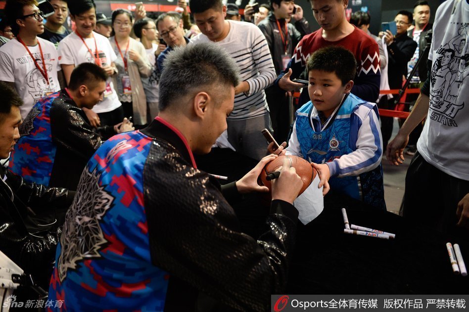 孫悅在簽名時神情專注且堅定，舉手投足間散發著老將的從容與風範，讓在場的球迷深深著迷。