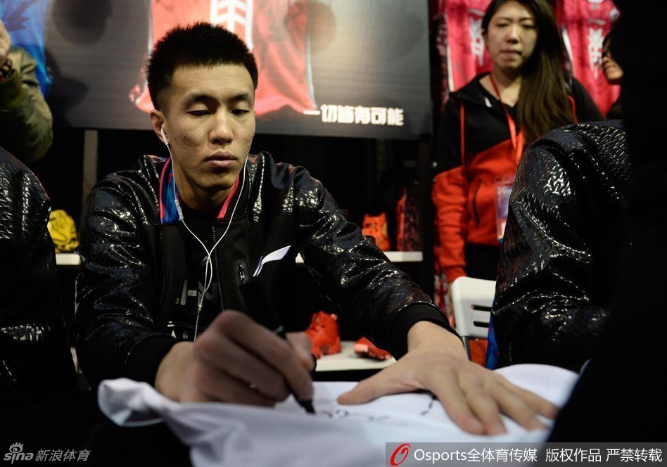 朱芳雨在簽售間隙面帶微笑，這位久經沙場的神射手，在面對可愛的球迷時流露出了溫和體貼的一面。