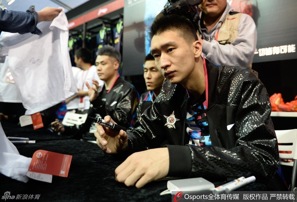 周鵬在簽名時神情堅毅，他用一筆一劃回應著球迷的厚愛，展現了南區全明星隊長的責任感與鐵漢柔情。