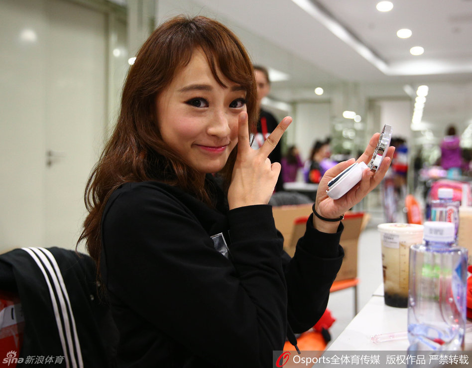 篮球宝贝们列队准备登场，自信的笑容和靓丽的身姿预示着即将引爆全场的表演