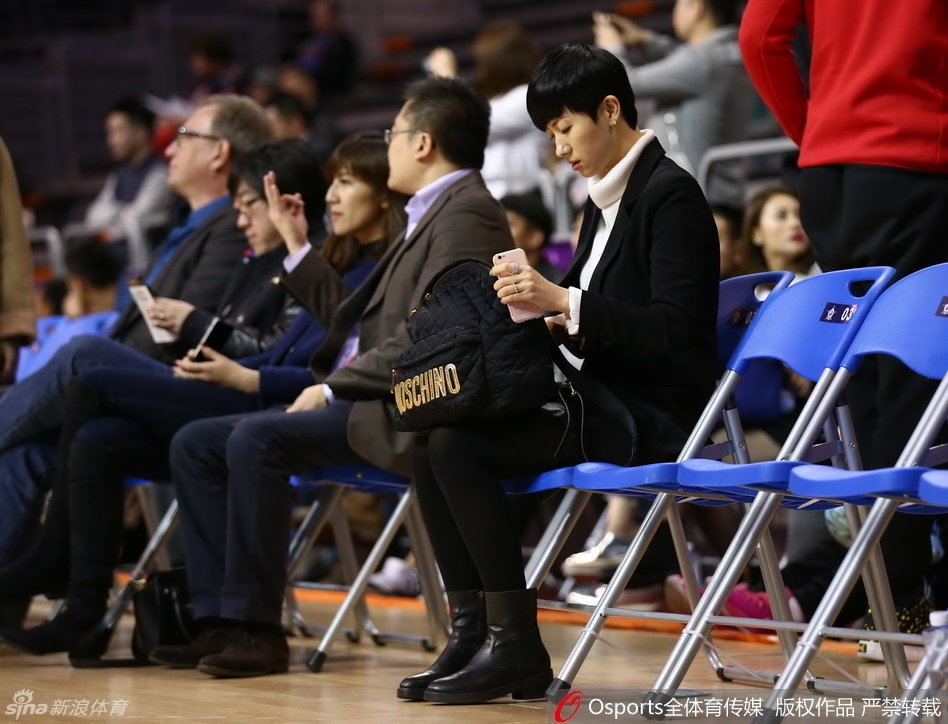 年轻的扣篮王王潼腾空而起，身体在空中舒展开来，仿佛摆脱了地心引力，他正在用惊人的天赋向场边的名宿们宣告：中国篮球的未来，由我们接管。