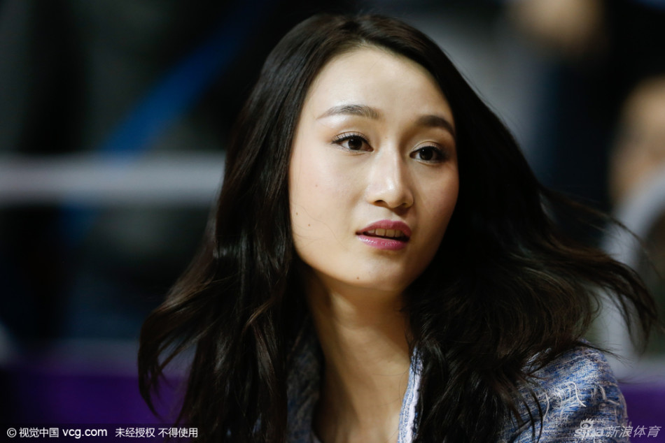 周鹏与爱妻刘美一同现身，两人默契十足，刘美的美腿在人群中格外引人注目，夫妻二人温馨同框。