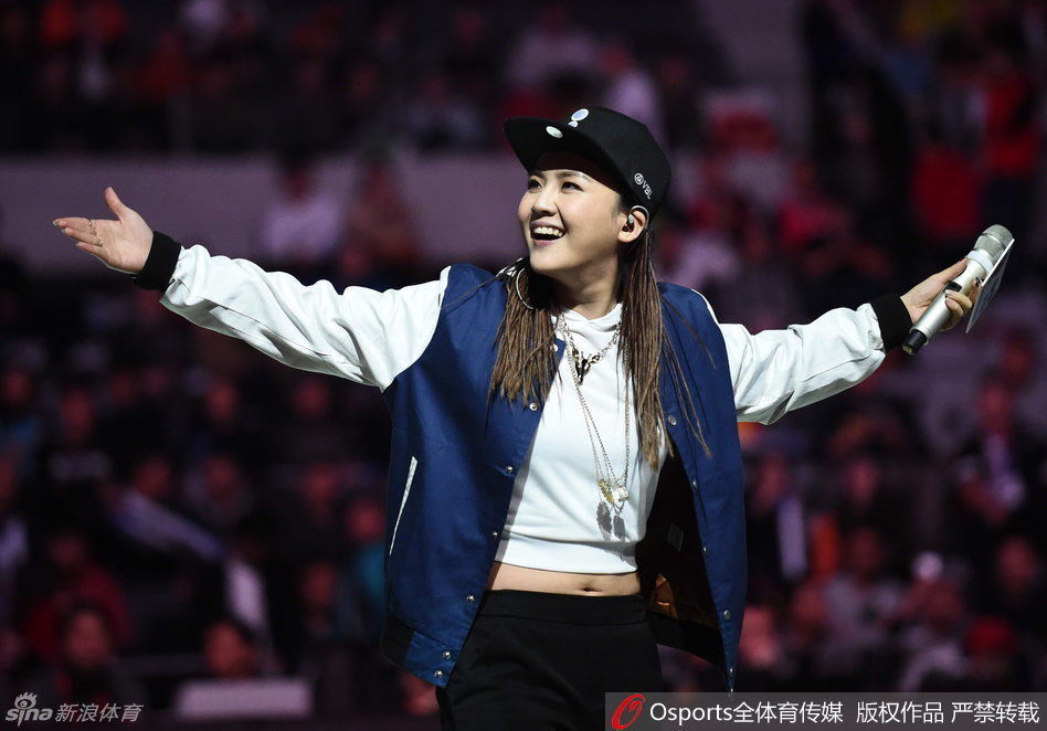 全明星赛场上，啦啦队完成一段劲舞后与队友击掌相庆，她们虽然气喘吁吁但脸上洋溢着开心的笑容，展现出团队的活力与默契