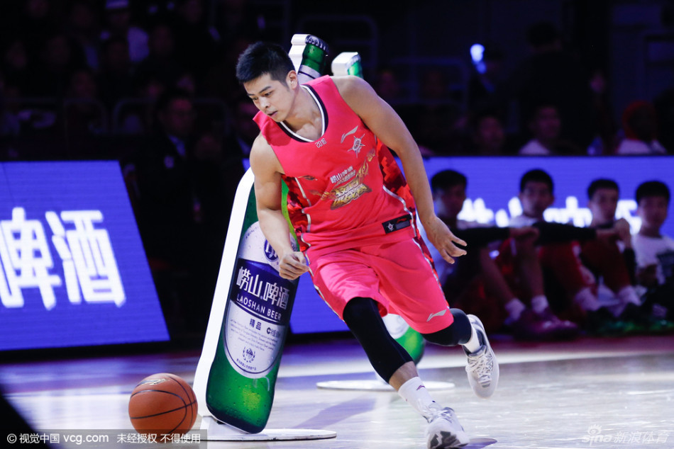 周湛东眼神专注，双手稳稳将球向前推出，这是决定冠军归属的胸前传球环节。他屏息凝神，力求一击必中，不让任何失误浪费来之不易的时间优势。