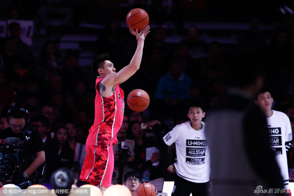 孟铎在三分大赛中神情专注，出手果断，每一个花球都牵动着现场球迷的心弦。