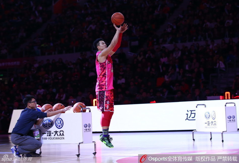 刘晓宇、周鹏、方硕和周湛东在场边专注地观看三分大赛，他们也是这个精彩夜晚的见证者。