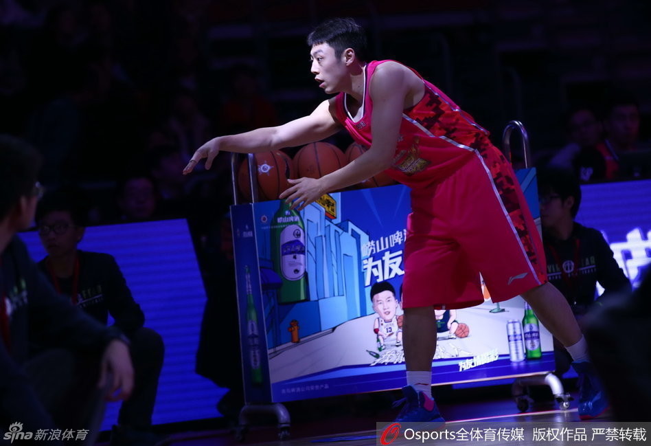 方硕在全明星赛场上的身影依旧矫健，尽管决赛结果不如人意，但他快速突破的姿态依然彰显着卫冕冠军的底蕴，胜负之外，享受比赛的过程同样重要。