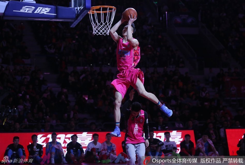 王潼成功飞跃DJ后单臂挂筐，整个球馆的观众都为之沸腾，他在这片场地上写下了属于自己的传奇
