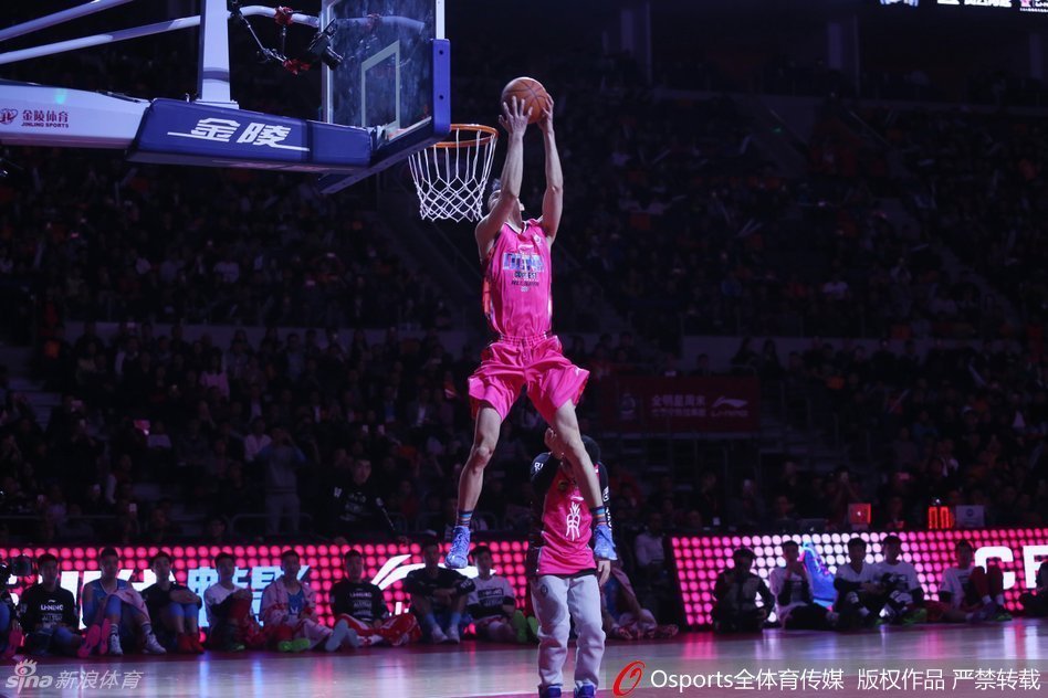 王潼与朋友在场边击掌庆祝，脸上写满了年轻人的自信与骄傲，这一刻属于上海大鲨鱼的新扣篮王