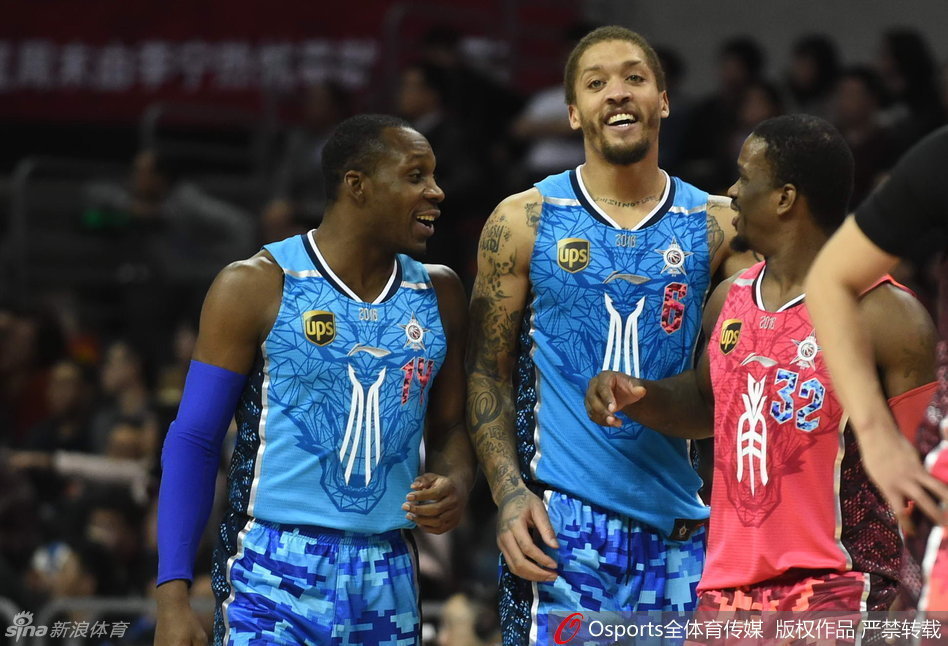 广厦野兽林志杰施展梦幻脚步，一个箭步过掉防守，身形矫健如猎豹直插篮下。