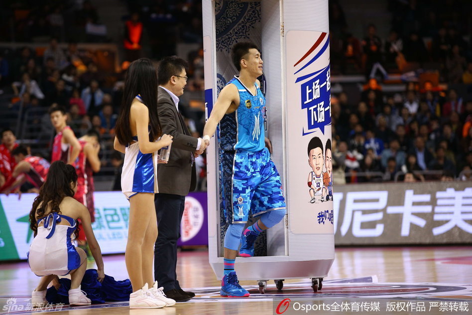 郭艾伦身手敏捷地钻进巨大的啤酒罐道具中，现场球迷纷纷举起手机记录这一有趣的时刻。