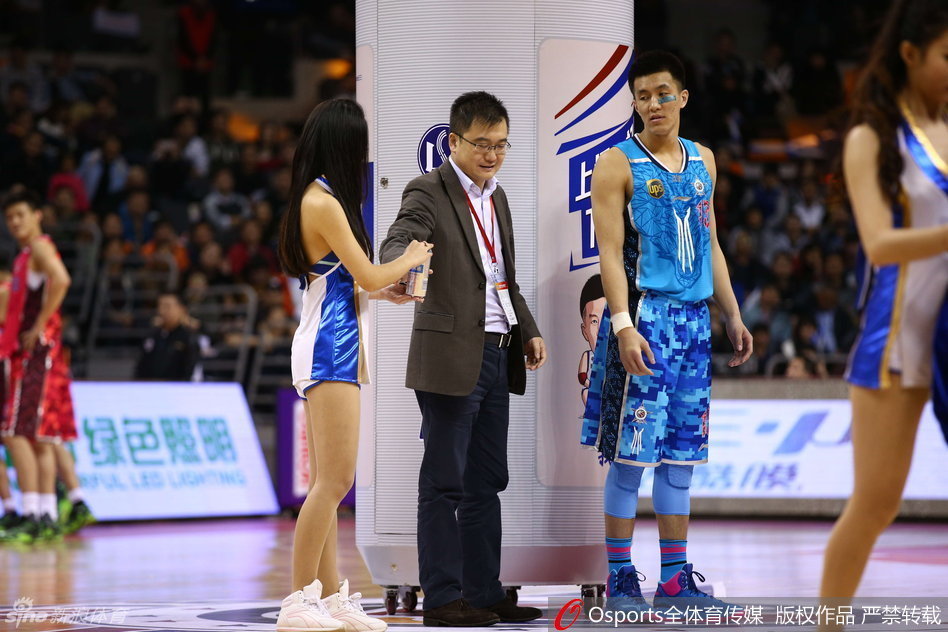 巨大的啤酒罐缓缓打开，郭艾伦从中现身，他高举双臂，现场顿时陷入一片欢腾的海洋。