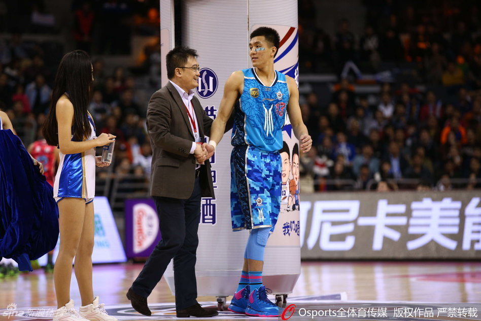 成功完成魔术亮相后，郭艾伦站在巨大的啤酒罐旁，挥手致意，脸上写满了兴奋与不可思议。