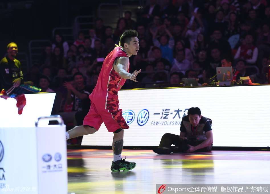 锁定胜局后，赵泰隆激动地握拳庆祝，脸上洋溢着幸福的笑容，他创造了CBA的新历史。