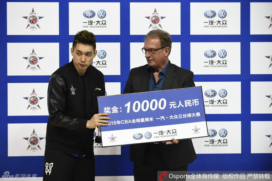 赵泰隆在三分线外手起刀落，篮球划出优美弧线空心入网，他身后的计分牌显示着决定胜利的分数。