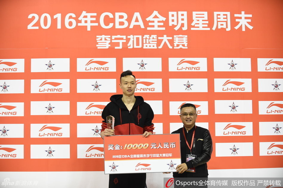 全明星赛后，获奖球员与嘉宾在场上合影留念，比斯利手持MVP奖杯占据C位，镜头记录下这张星光熠熠的大合影。