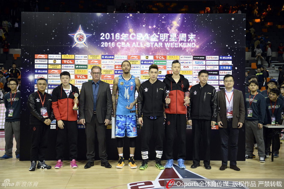 王潼高高跃起，跨越身前的DJ完成惊世一扣，全场观众的目光都聚焦在他那舒展的空中姿态上。