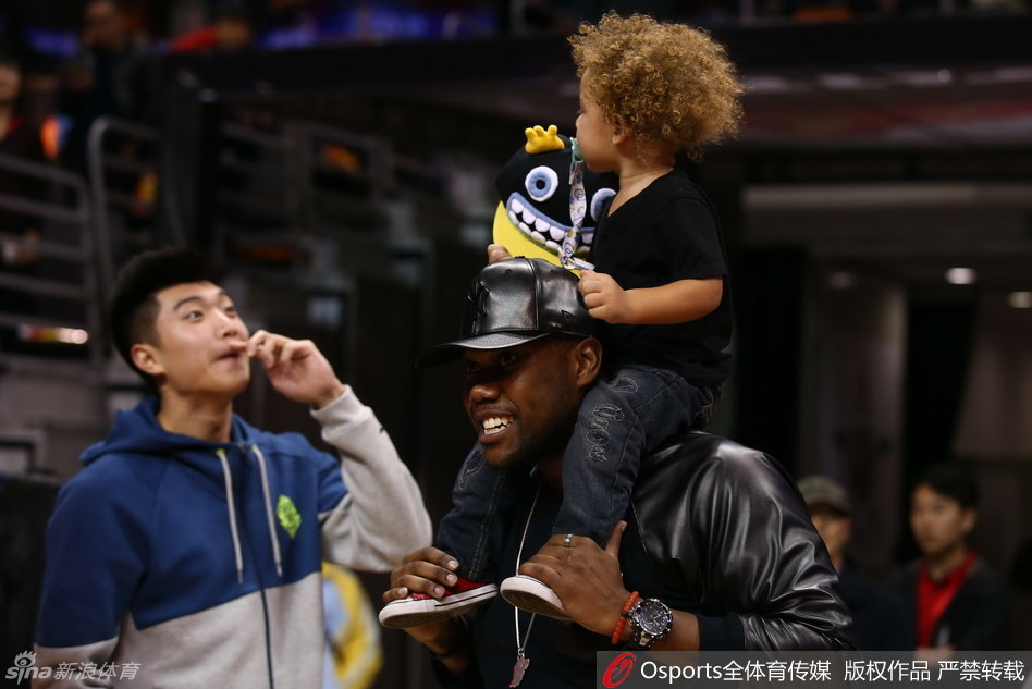 夜色中的东莞篮球中心灯火辉煌，场馆外立面流光溢彩，巨大的电子屏闪烁着全明星周末的字样，静待着即将到来的篮球狂欢盛宴。