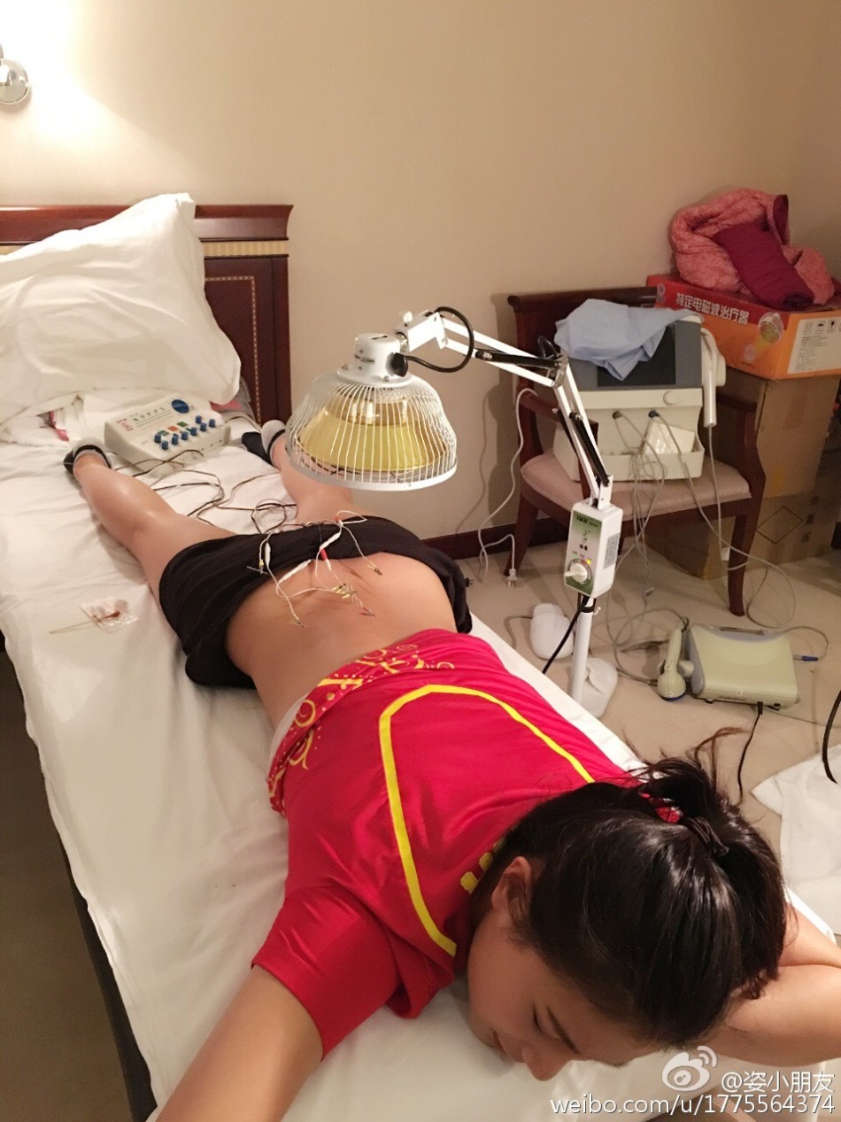 何姿晒针灸照网友心疼_高清图集_新浪网