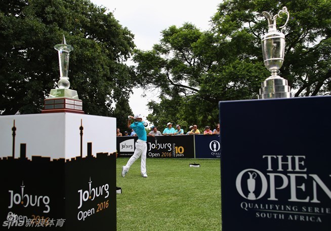 波蒂厄斯在果岭上优雅完成推杆后的收杆动作，姿态沉稳，展现出冠军球手的技术底蕴。