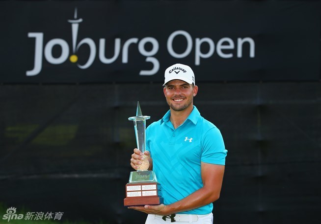 海顿·波蒂厄斯在全场注视下，以一套流畅而有力的挥杆将小白球开向远方的球道，开启了他冠军轮次的征程。