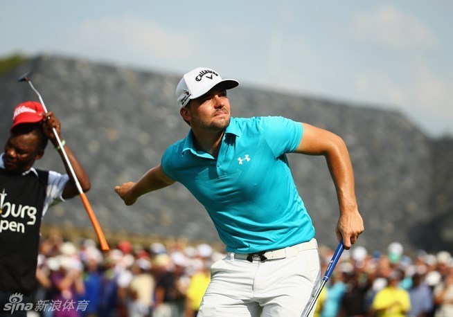 波蒂厄斯高举冠军奖杯，与赛事工作人员一同欢庆胜利，周围是满满的掌声与祝福。