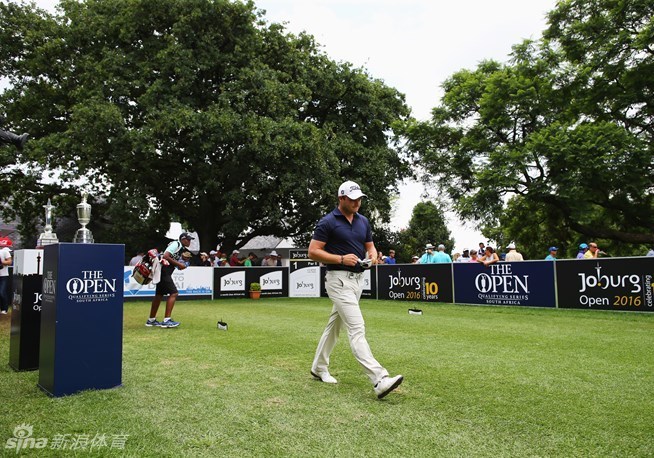 在观众热烈的掌声中，波蒂厄斯手捧奖杯绕场致意，享受着他职业生涯中第一个高光时刻。