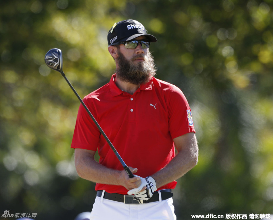 阿根廷球手法比安·戈梅斯在果岭外凝神屏息，准备击出那记决定冠军归属的22英尺长推，背景是屏息的观众与无垠的蓝天。