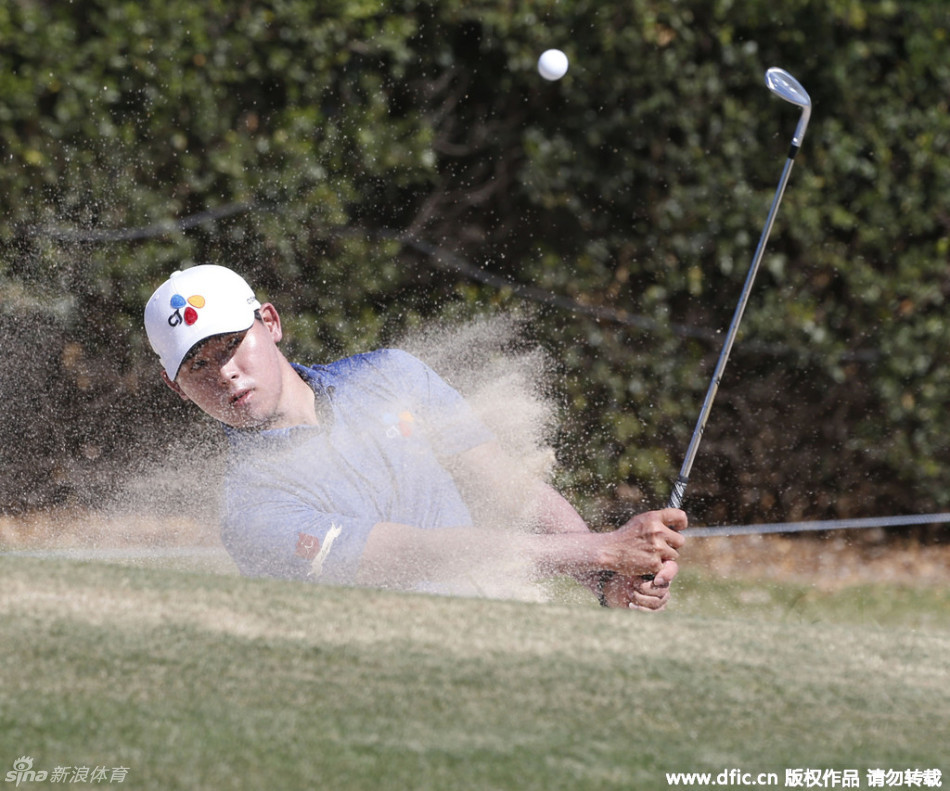 韩国新星金时沅在球道沙坑中沉着救球，年轻的脸上写满专注，展现出超越年龄的冷静与扎实技术。