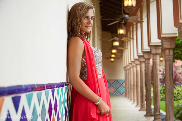 她倚靠在泳池边，笑容灿烂如阳光，水珠点缀在肌肤上，整体画面充满活力与愉悦的度假氛围。