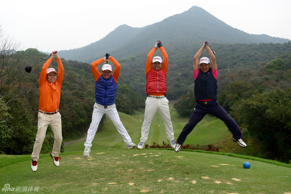 球手们欢聚一堂举杯庆贺，杯中饮品映照着张张笑脸，氛围温馨热烈