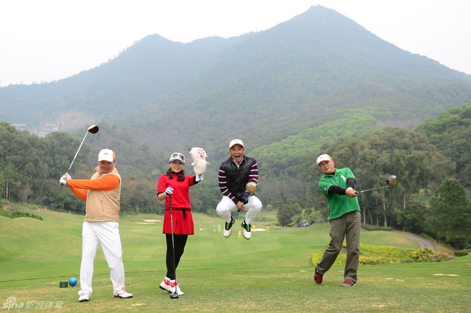 颁奖时刻，黄丽接过象征荣誉的车钥匙，笑容灿烂如花