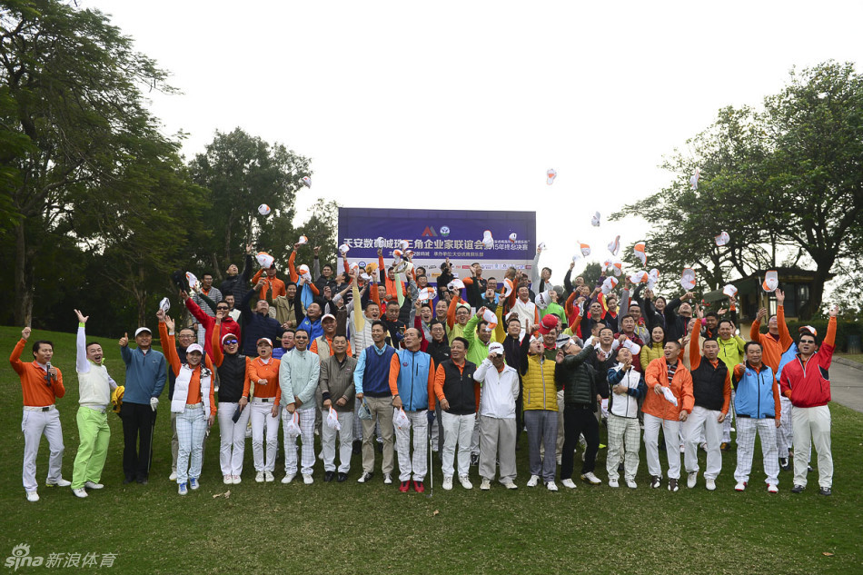 全新奥迪Q7轿车停驻在球场边，阳光下流光溢彩，尊贵大气