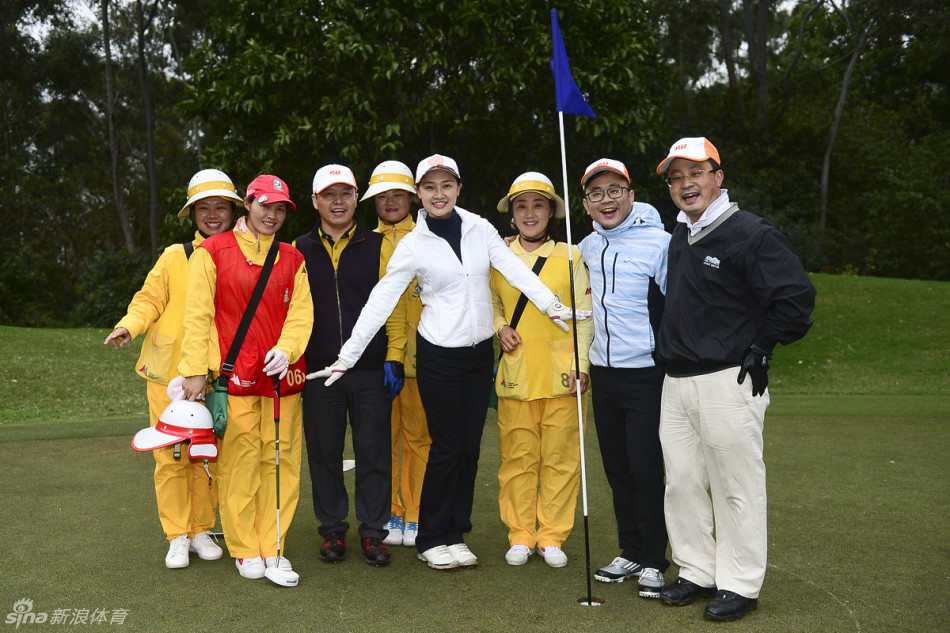 夕阳下，球手们结束比赛并肩走在球道上，身影被拉长，友谊长存