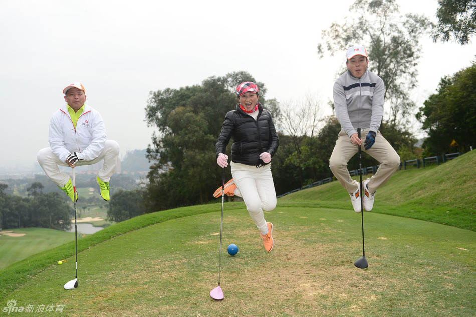 活动背景板前大合影，众人高举奖杯与鲜花，定格猴年前最难忘的欢聚