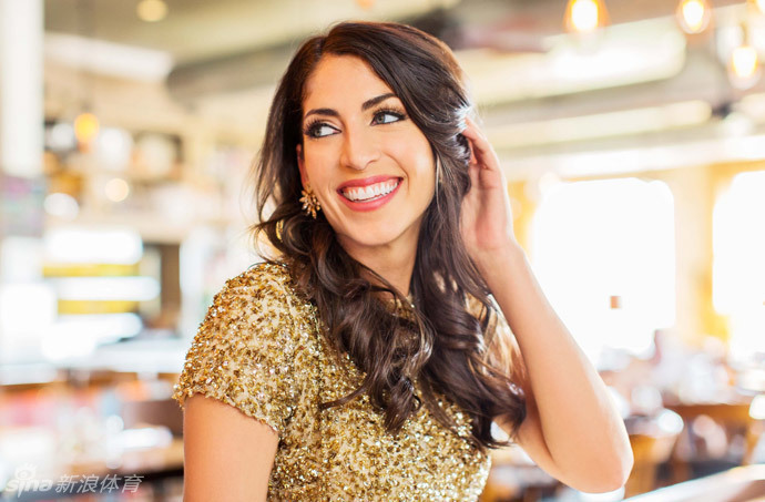 贝利·莫热手持麦克风于果岭边专注采访，阳光洒落肩头，尽显专业气质