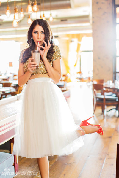 贝利在练习场挥杆示范，动作流畅标准，展现不凡运动天赋