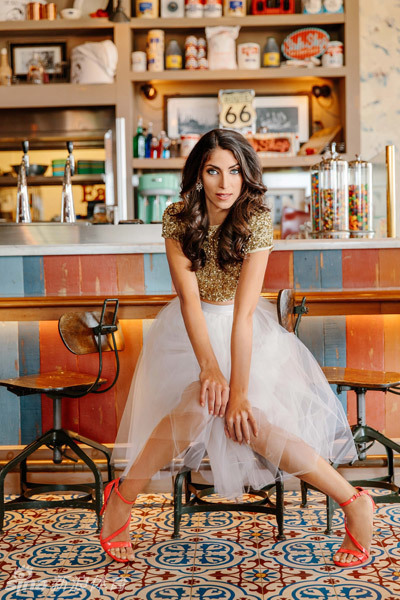 于发布会现场凝神倾听，侧颜精致，眼神中闪烁着智慧的光芒