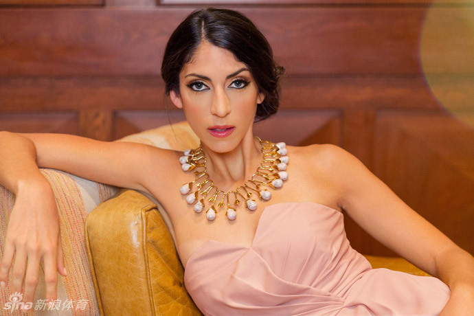 颁奖典礼上举止得体，光影之中勾勒出优雅从容的现代女性轮廓