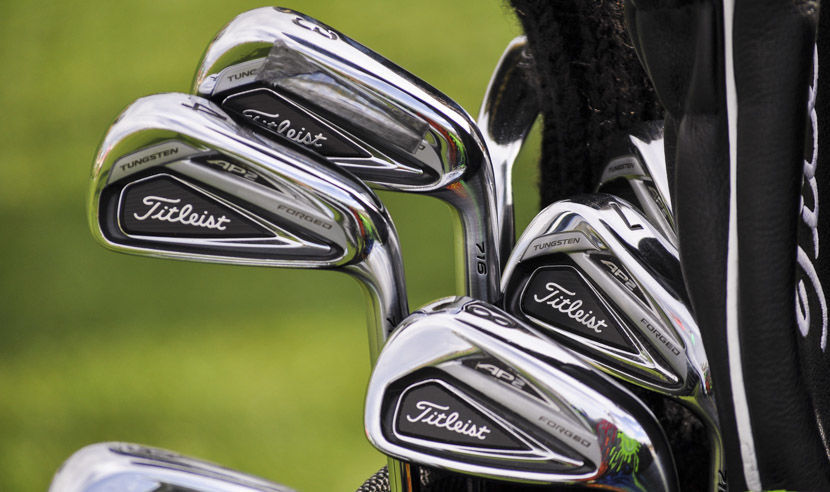 Titleist铁杆在阳光下闪耀，展现其精密锻造的经典外观