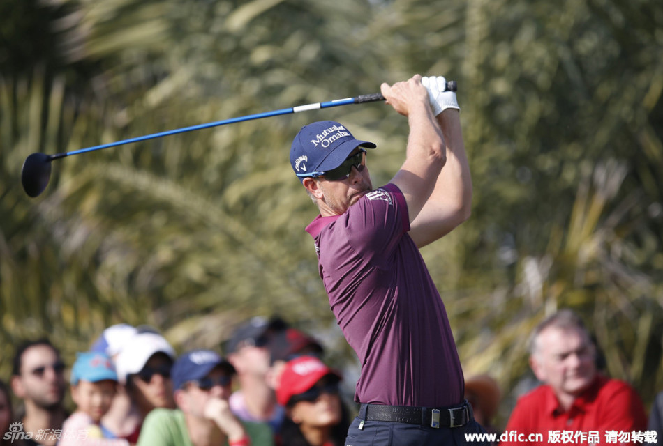 同伴间的默契：伊恩·保尔特与罗里·麦克罗伊在比赛中并肩前行，交流战术，体现团队精神。