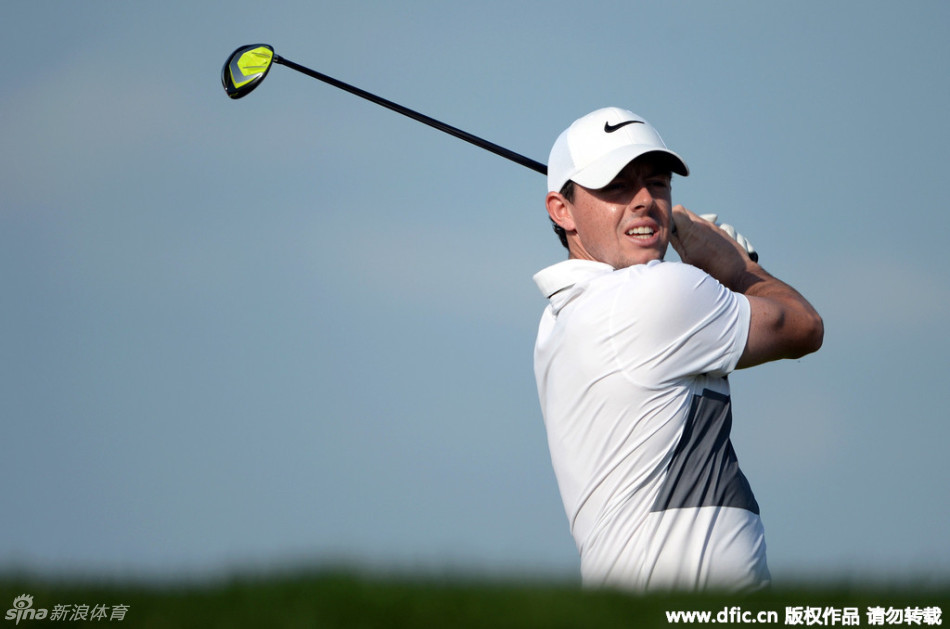 完美的收杆：荷兰球员约斯特·劳滕完成一次击球后，保持优雅的收杆姿势，目光紧随球飞行的轨迹。