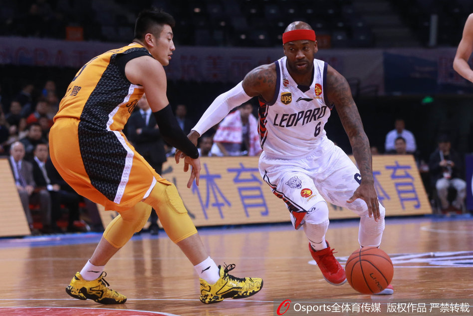 深圳队外援布朗面对山西队的严密防守，如同猎豹一般强行突破，瞬间撕开了对手的防线。