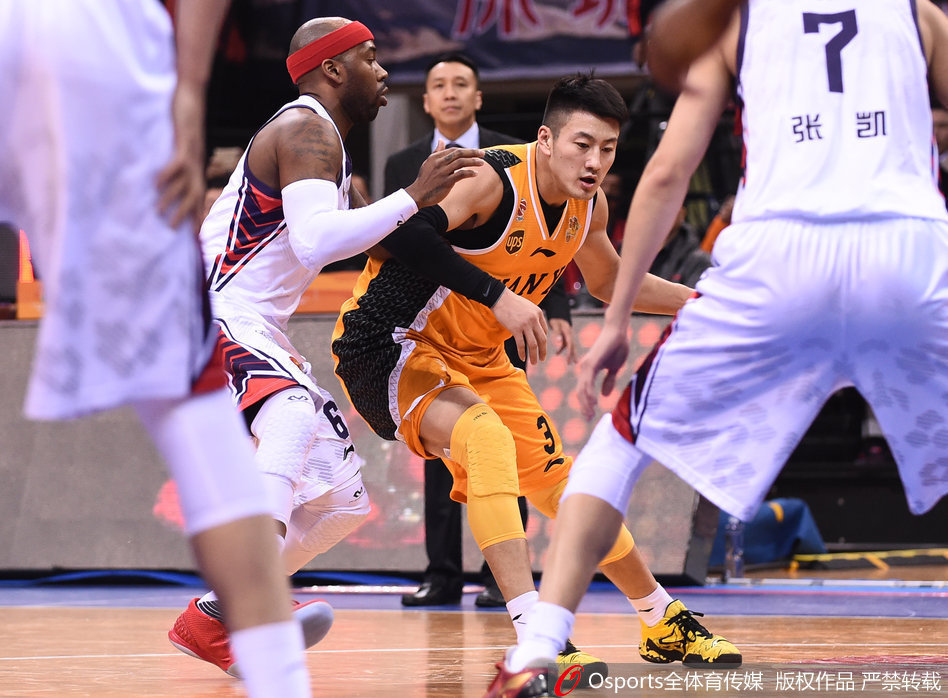 山西队段江鹏在低位背身单打，他利用力量优势顶开防守，后仰跳投出手，动作一气呵成。