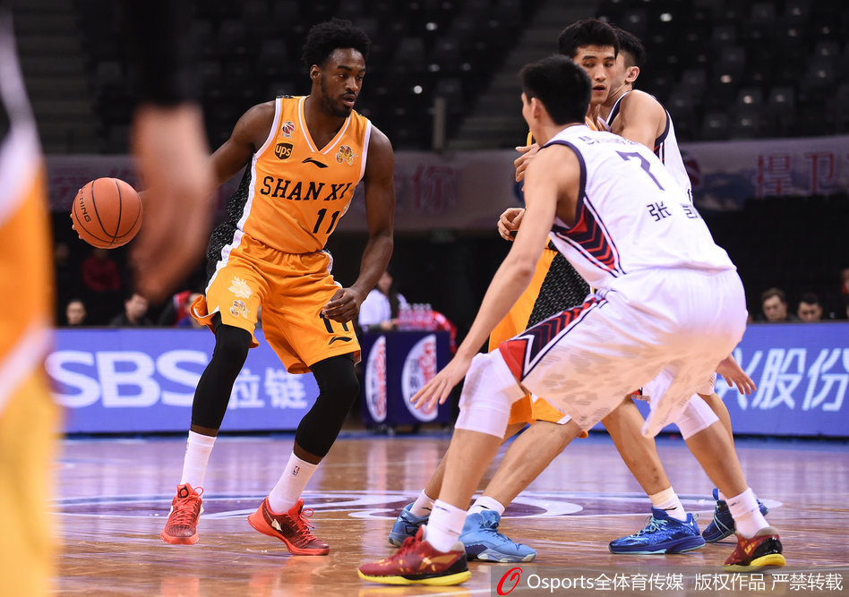 深圳队顾全在外线果断出手抛投，篮球划出一道美妙的弧线，直奔篮筐而去。